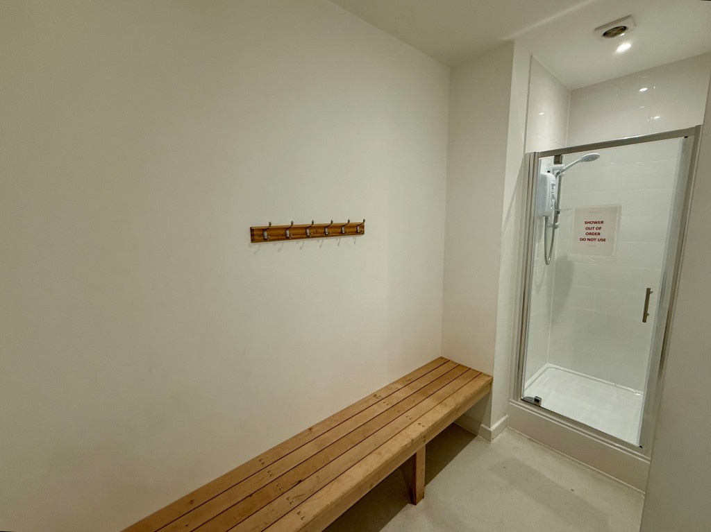 Lot: 78 - VACANT COMMERCIAL PROPERTY IN TOWN CENTRE LOCATION - Changing room